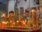 Umat Konghucu berdoa pada Hari Raya Imlek Tahun 2576, di Klenteng Guang De Miao, atau Ta Pek Kong, pada Rabu (29/1/2025). Foto: BorneoFlash/Niken Sulastri
