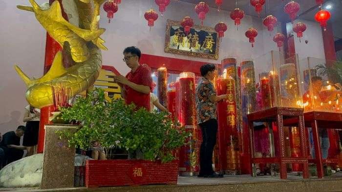 Umat Konghucu berdoa pada Hari Raya Imlek Tahun 2576, di Klenteng Guang De Miao, atau Ta Pek Kong, pada Rabu (29/1/2025). Foto: BorneoFlash/Niken Sulastri