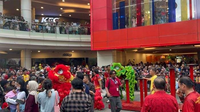 Ribuan warga Balikpapan memadati Plaza Balikpapan untuk menyaksikan atraksi barongsai, Rabu (29/1/2025) sore. Foto: BorneoFlash/Niken Sulastri