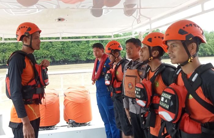 Sat Polairud Polresta Balikpapan dan Basarnas Evakuasi Pemancing yang Terombang-ambing di Perairan Sepinggan 