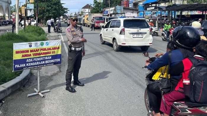 Satlantas Polresta Balikpapan Gelar operasi penertiban dan penindakan pelanggaran lalu lintas digelar di Halaman Bhumi Nirwana KM 4, Balikpapan, pada Selasa (21/1/2025). Foto: HO/Humas Polresta Balikpapan