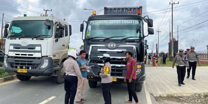 Satlantas Polresta Balikpapan melaksanakan penertiban dan penindakan terhadap pelanggaran lalu lintas, di Mako Brimob Kilometer 13, Balikpapan, Kalimantan Timur. pada Selasa (7/1/2025). Foto: HO/Humas Polresta Balikpapan