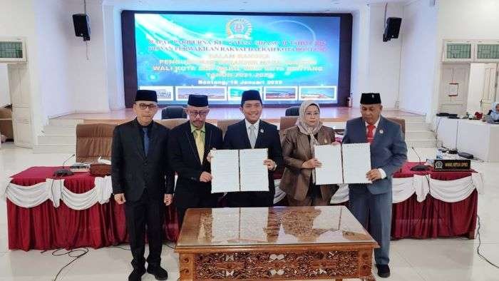 Sidang paripurna di Pendopo Rumah Jabatan Wali Kota Bontang, Kamis (16/1/2025) malam. Foto: BorneoFlash/IST