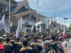 Sikap penolakan ketiga ormas balikpapan hadirnya ormas GRIB di Balikpapan, kepada DPRD Kota Balikpapan, di depan halaman DPRD Balikpapan, pada hari Selasa (22/1/2025). Foto: BorneoFlash/Niken Sulastri