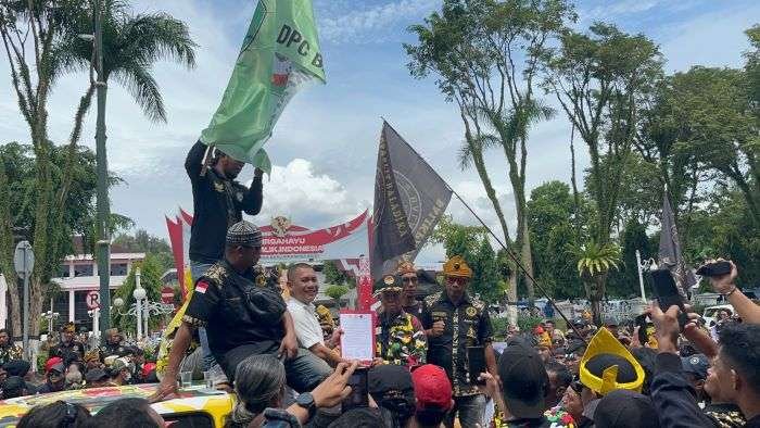 Sikap penolakan ketiga ormas Balikpapan hadirnya ormas GRIB di Balikpapan, kepada DPRD Kota Balikpapan, di Halaman Kantor DPRD Balikpapan, pada hari Rabu (22/1/2025). Foto: BorneoFlash/Niken Sulastri