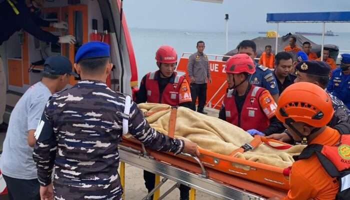 Tim gabungan berhasil melakukan evakuasi seorang kru kapal Mike Victor OT5 Science, pada hari Selasa (6/1/2025). Foto: BorneoFlash/Ist