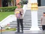 Wakapolda Kaltim Brigjen Pol Dr. H. M. Sabilul Alif, S.H., S.I.K., M.Si., saat memimpin Apel Pagi di halaman Mako Polda Kaltim, Senin (6/1/2025). Foto: HO/Humas Polda Kaltim