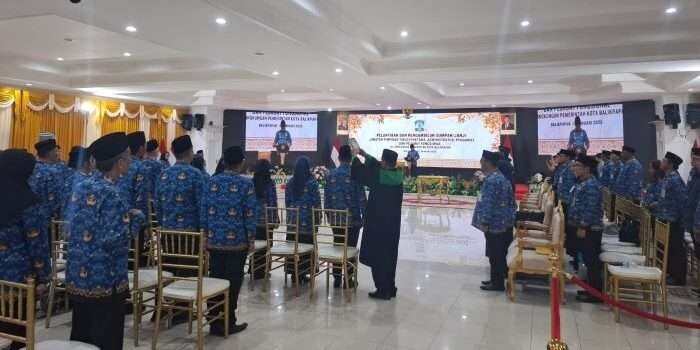 Wali Kota Balikpapan H. Rahmad Mas'ud melantik dan mengambil sumpah janji 21 Aparatur Sipil Negara di Balai Kota, pada hari Jumat (17/1/2025). Foto: BorneoFlash/Niken Sulastri