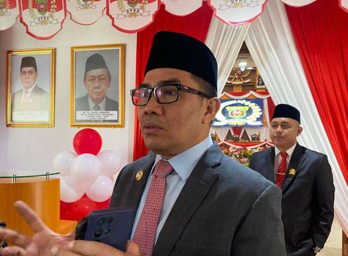 Wali Kota Samarinda Andi Harun diwawancara usai mengikuti Rapat Paripurna di Gedung DPRD Samarinda. Foto : Dimas