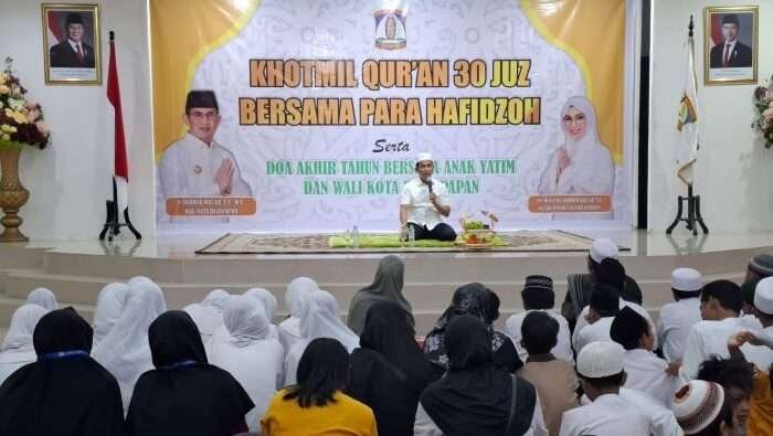 Wali kota Balikpapan H. Rahmad Mas'ud menggelar acara doa akhir tahun bersama ratusan anak panti asuhan, di Aula Rumah Jabatan Wali kota Balikpapan, pada hari Selasa (31/12/2024). Foto: BorneoFlash/Niken Sulastri