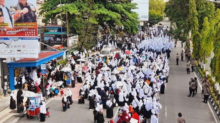 Aksi damai ini turut dihadiri kurang lebih 1.000 orang dari Komunitas Muslim Bersatu Balikpapan. Foto: BorneoFlash/Ardian