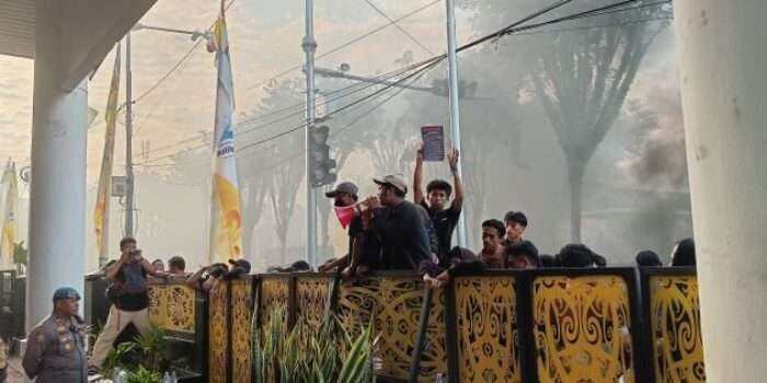 Polresta Balikpapan Kerahkan 100 Personel, Aksi Mahasiswa Memanas