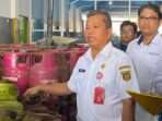 Asisten II Pemkot Samarinda, Marnabas Patiroy Saat sidak ke sejumlah lokasi guna memastikan ketersediaan dan stabilitas harga bapokting, pada Rabu (26/2/2024). Foto: BorneoFlash/Nur Ainunnisa