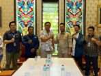 Audiensi Ketua SMSI Kubar, Lukman Hakim Mahendra, didampingi Sekretaris Fitra Mayca Viandara, Bendahara Aquilina Hiping dan pengurus lainnya di kediaman bupati terpilih, Frederick Edwin, pada Senin (10/02/2025). Foto: BorneoFlash/Ist