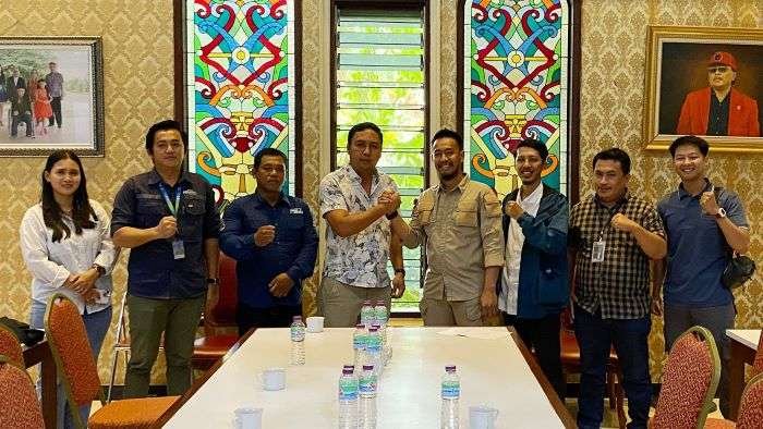 Audiensi Ketua SMSI Kubar, Lukman Hakim Mahendra, didampingi Sekretaris Fitra Mayca Viandara, Bendahara Aquilina Hiping dan pengurus lainnya di kediaman bupati terpilih, Frederick Edwin, pada Senin (10/02/2025). Foto: BorneoFlash/Ist