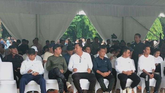 Bupati Kubar Terpilih Frederick Edwin (tengah, baju putih) didampingi Wakil Bupati Nanang Adriani saat mengikuti gladi kotor di Monas, Jakarta pada Selasa (18/02/2025). Foto: BorneoFlash/Ist
