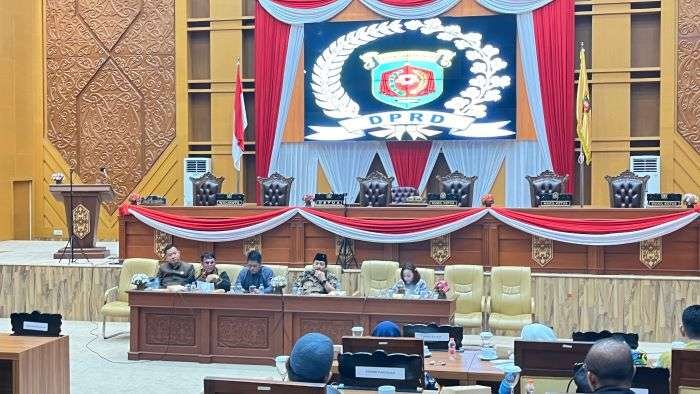 DPRD Samarinda Gelar RDP terkait kelangkaan Gas Lpg 3kg bersama Depot Pertamina Kota Samarinda, Disperindag Kota Samarinda, Bagian Ekonomi Setda Kota Samarinda, dan DPC Hiswana Migas Samarinda, pada Kamis (6/2/2025). Foto: BorneoFlash/Nur Ainunnisa