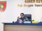 Danrem 091/ASN Brigjen TNI Anggara Sitompul, S.IP., M.Si., saat memimpin rapat yang berlangsung di Ruang Yudha Makorem 091/ASN, Jl. Gajah Mada, Kelurahan Bugis, Kecamatan Samarinda Kota, Senin (10/2/2025). Foto: HO/Pendam VI/Mlw