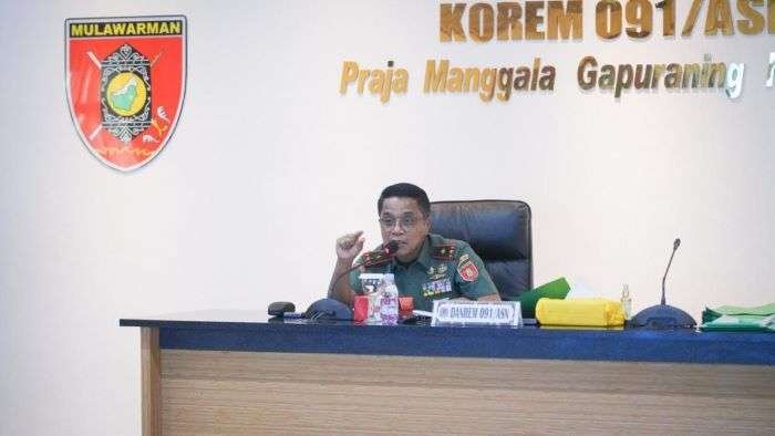 Danrem 091/ASN Brigjen TNI Anggara Sitompul, S.IP., M.Si., saat memimpin rapat yang berlangsung di Ruang Yudha Makorem 091/ASN, Jl. Gajah Mada, Kelurahan Bugis, Kecamatan Samarinda Kota, Senin (10/2/2025). Foto: HO/Pendam VI/Mlw