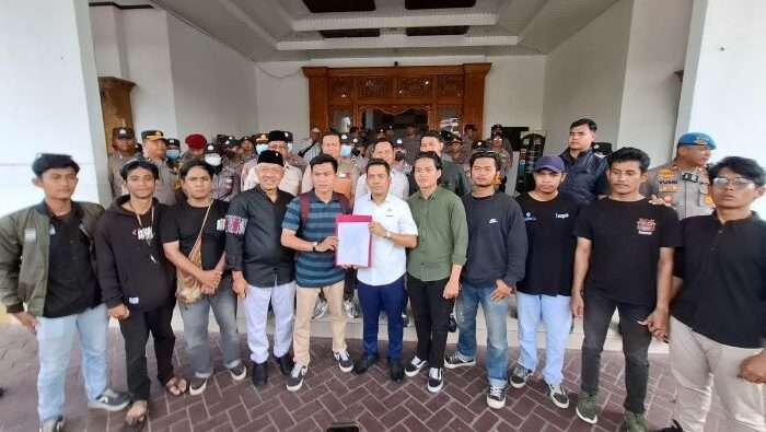 DPRD Kota Balikpapan menerima Aliansi Kota Minyak Beraksi Jilid II, di Halaman Kantor DPRD Balikpapan, pada hari Jumat (28/2/2025). Foto: BorneoFlash/Ardian