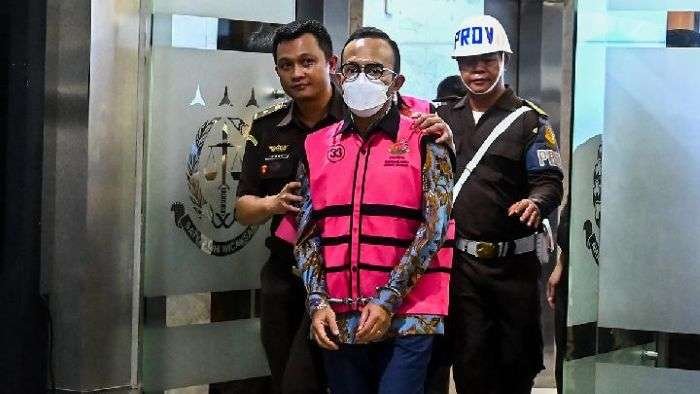 Dirut PT Pertamina Patra Niaga Riva Siahaan dikawal memasuki mobil tahanan usai ditetapkan sebagai tersangka Dirut PT Pertamina Patra Niaga Riva Siahaan dikawal memasuki mobil tahanan usai ditetapkan sebagai tersangka kasus dugaan korupsi dalam tata kelola minyak mentah dan produk kilang pada PT Pertamina Subholding dan Kontraktor Kontrak Kerja Sama (KKKS) tahun 2018-2023 di Kejaksaan Agung, Jakarta, Selasa (25/2/2025). Foto: IST/Antara/Rivan AL