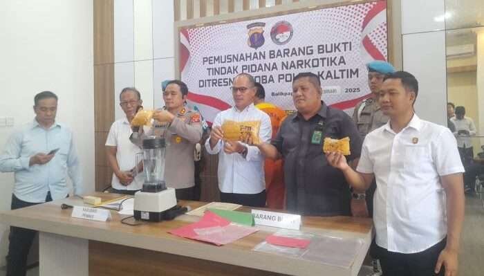 Ditresnarkoba Polda Kaltim Musnahkan barang bukti narkotika Jenis sabu seberat 987,21 gram dilakukan di ruang rapat Ditresnarkoba Polda Kaltim, pada Selasa (11/02/2025). Foto: BorneoFlash/Agung Putra