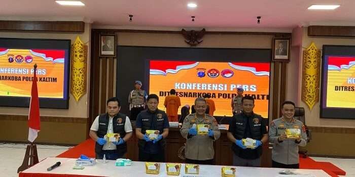 Ditresnarkoba Polda Kaltim berhasil mengungkap peredaran narkotika dalam Konferensi Pers, pada Kamis (27/2/2025). Foto: BorneoFlash/Agung Putra
