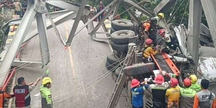Proses evakuasi korban kecelakaan truk yang tabrak Jembatan Busui, Kamis (16/1/2025). Kecelakaan ini mengakibatkan Jembatan Busui ambruk dan jalur Kaltim-Kalsel lumpuh total. Foto: Dok. BPBD Paser