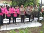 Kapolresta Balikpapan Kombes Pol Anton Firmanto, SH, SIK, MSi, bersama Ketua Bhayangkari Cabang Balikpapan, Ny. Ayu Firmanto, secara resmi meluncurkan program Pekarangan Pangan Lestari (P2L), pada Senin (24/2/2025). Foto: HO/Humas Polresta Balikpapan