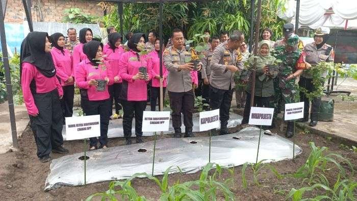 Kapolresta Balikpapan Kombes Pol Anton Firmanto, SH, SIK, MSi, bersama Ketua Bhayangkari Cabang Balikpapan, Ny. Ayu Firmanto, secara resmi meluncurkan program Pekarangan Pangan Lestari (P2L), pada Senin (24/2/2025). Foto: HO/Humas Polresta Balikpapan