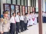 Kapolsek Semayang AKP Hari Purnomo, S.Sos, M.H, saat memimpin upacara bendera di SMP Nasional KPS Balikpapan, Senin pagi (17/2/2025). Foto: HO/Humas Polresta Balikpapan