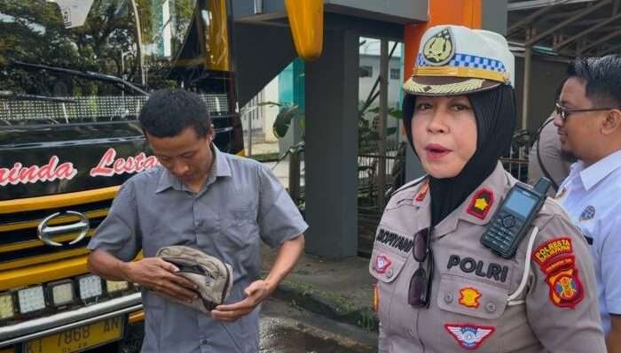 Kasat Lantas Polresta Balikpapan, Kompol Ropiyani Pimpin Langsung kegiatan Ramp Check kendaraan bus dan pemeriksaan urine yang berlangsung di Terminal Batu Ampar Balikpapan, pada hari Rabu (19/2/2025). Foto: HO/Humas Polresta Balikpapan