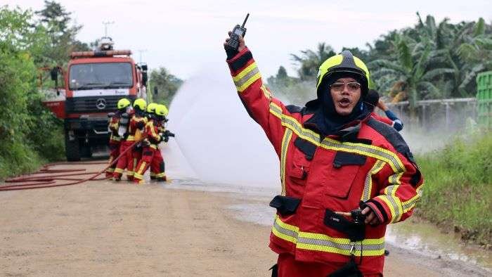 Kegiatan simulasi pengelolaan situasi gawat darurat di area jalur pipa Nilam – Badak di Desa Saliki. Foto: HO/PHSS