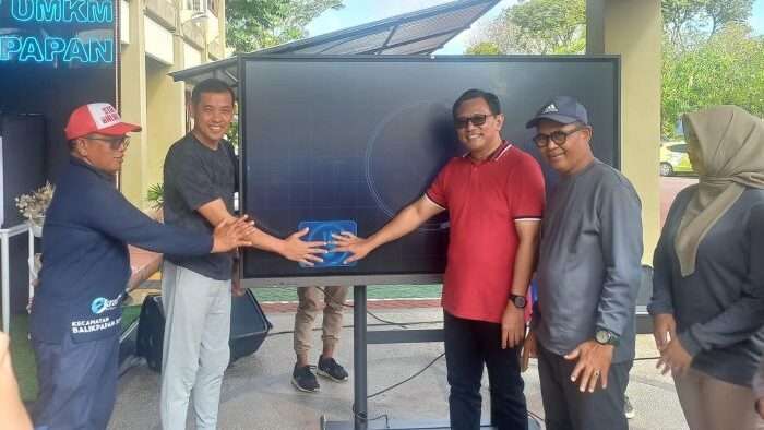 Kepala DKUMKMP Kota Balikpapan, Heruressandy Setia Kesuma melaunching platform Sobat UMKM, di Halamam Kantor DKUMKMP Balikpapan, pada hari Jumat (28/2/2025). Foto: BorneoFlash/Niken Sulastri