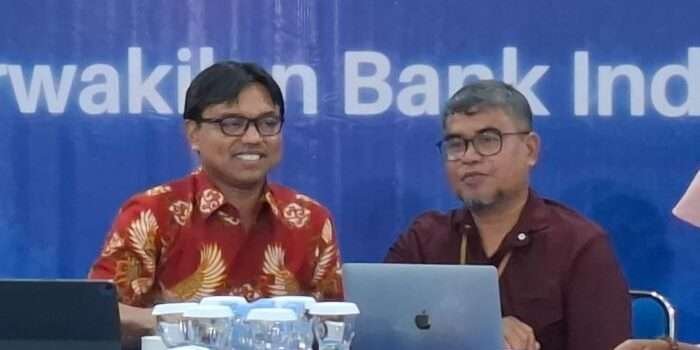 Kepala KPw Bank Indonesia Kota Balikpapan, Robi Ariadi dan Kepala BPS Balikpapan, Mustaqim. Foto: BorneoFlash/Niken Sulastri