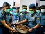 Kepala Staf Angkatan Laut (KSAL) Laksamana TNI Muhammad Ali (kanan) menunjukkan menu ayam goreng saat meninjau dapur makan bergizi gratis (MBG) di Sekolah Staf dan Komando Angkatan Laut (Seskoal), Cipulir, Jakarta, 14 Januari 2025. Foto : Rivan Awal Lingga