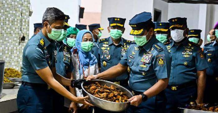 Kepala Staf Angkatan Laut (KSAL) Laksamana TNI Muhammad Ali (kanan) menunjukkan menu ayam goreng saat meninjau dapur makan bergizi gratis (MBG) di Sekolah Staf dan Komando Angkatan Laut (Seskoal), Cipulir, Jakarta, 14 Januari 2025. Foto : Rivan Awal Lingga