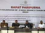 Ketua Dewan Perwakilan Rakyat Daerah (DPRD) Kota Balikpapan, Alwi Al Qadri dalam rapat paripurna yang digelar di Gedung Parkir Klandasan Balikpapan, pada hari Senin (3/2/2025). Foto: BorneoFlash/Niken Sulastri