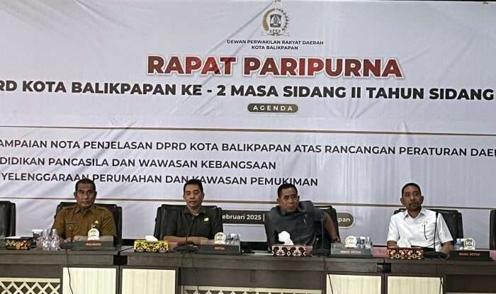 Ketua Dewan Perwakilan Rakyat Daerah (DPRD) Kota Balikpapan, Alwi Al Qadri dalam rapat paripurna yang digelar di Gedung Parkir Klandasan Balikpapan, pada hari Senin (3/2/2025). Foto: BorneoFlash/Niken Sulastri
