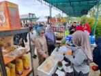Ketua Tim Penggerak PKK Balikpapan, Hj. Nurlena Mas'ud saat meninjau SIKT di Kelurahan Teritip Kecamatan Balikpapan Timur, pada hari Jumat (14/2/2025). Foto: BorneoFlash/Niken Sulastri