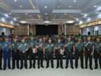 Kodam VI/Mulawarman Gelar Penyerahan Penghargaan Prajurit Juara MMA Tingkat Nasional dalam acara pembacaan amanat Kasad pada Upacara 17-an yang berlangsung di Aula Makodam VI/Mulawarman, Senin (17/02/2025). Foto: HO/Pendam VI/Mlw