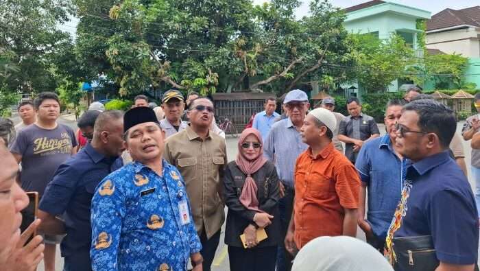 Komisi III Dewan Perwakilan Rakyat Daerah (DPRD) Kota Balikpapan melakukan kunjungan ke Perumahan Wika terkait pembukaan jembatan wika, Pada Senin (17/2/2025). Foto: BorneoFlash/Ardian