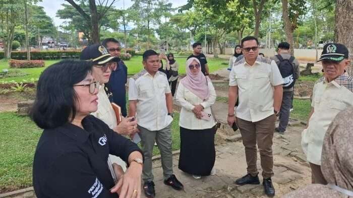 Komisi IV Dewan Perwakilan Rakyat Daerah (DPRD) Kota Balikpapan meninjau taman tiga generasi, pada hari Jumat (7/2/2025). Foto: BorneoFlash/Ardian