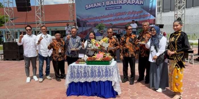 Komite SMAN 1 Balikpapan menggelar syukuran grand opening Renovasi, di Halaman Sekolah SMAN 1 Balikpapan, pada hari Selasa (25/2/2025). Foto: BorneoFlash/Niken Sulastri