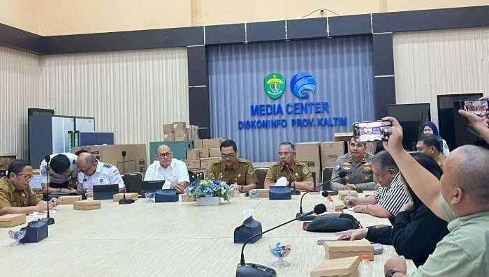 Konferensi Pers Rencana penutupan sementara Jembatan Mahakam Satu untuk proses investigasi menyusul insiden kapal tongkang bermuatan kayu yang menabrak struktur jembatan, pada Selasa (25/2/2025). Foto: BorneoFlash/Nur Ainunnisa