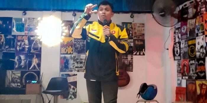 Mario Adi Purnama, seorang mitra driver Maxim di Bontang, Kalimantan Timur yang juga berprofesi sebagai seorang stand up comedian. Foto: HO/Maxim