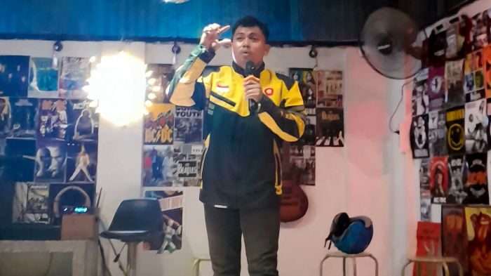 Mario Adi Purnama, seorang mitra driver Maxim di Bontang, Kalimantan Timur yang juga berprofesi sebagai seorang stand up comedian. Foto: HO/Maxim