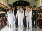 Menteri Dalam Negeri Muhammad Tito Karnavian (tengah) bersama Wakil Menteri Dalam Negeri Bima Arya Sugiarto (kedua kanan) dan Ribka Haluk (kiri) berjalan untuk mengikuti upacara pelantikan kepala daerah terpilih Pilkada serentak di kompleks Istana Kepresidenan, Jakarta, Kamis (20/2/2025). Foto: IST/ANTARA FOTO/Muhammad Adimaja