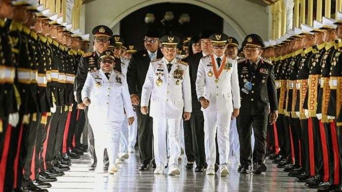 Menteri Dalam Negeri Muhammad Tito Karnavian (tengah) bersama Wakil Menteri Dalam Negeri Bima Arya Sugiarto (kedua kanan) dan Ribka Haluk (kiri) berjalan untuk mengikuti upacara pelantikan kepala daerah terpilih Pilkada serentak di kompleks Istana Kepresidenan, Jakarta, Kamis (20/2/2025). Foto: IST/ANTARA FOTO/Muhammad Adimaja