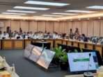 Menteri Natalius Pigai rapat dengan Komisi XIII DPR. Foto : Adrial